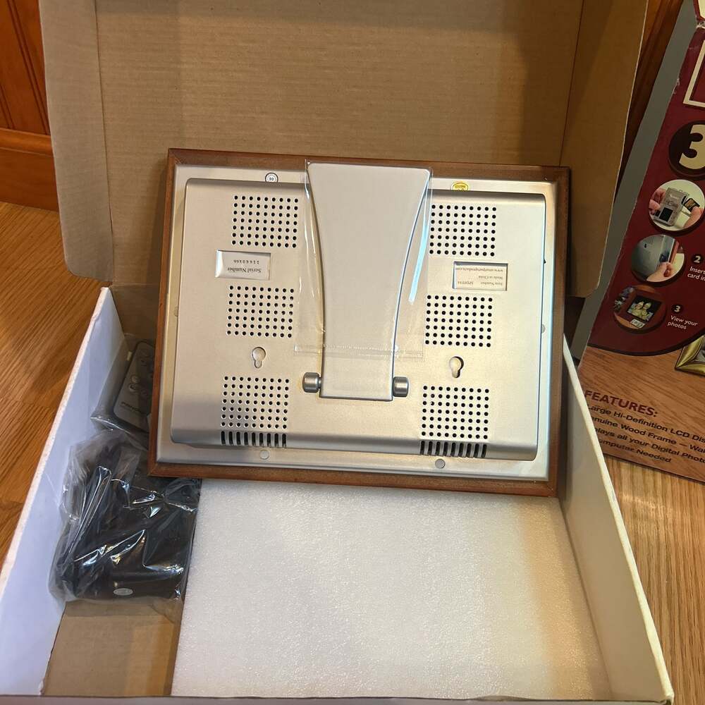 SPDPF84 Digital Picture Frame High Resolution 8.4 “ LCD Display - Picture 5 of 5